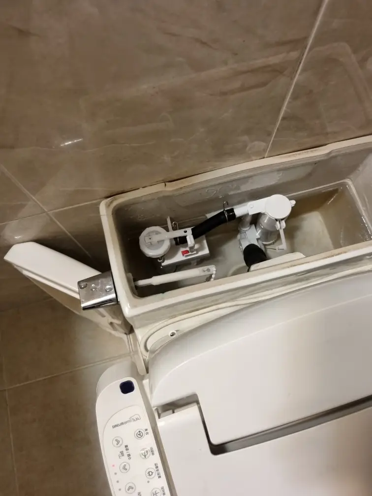 변기 부속품 교체 완벽 가이드 - 물이 계속 나올 때 해결법